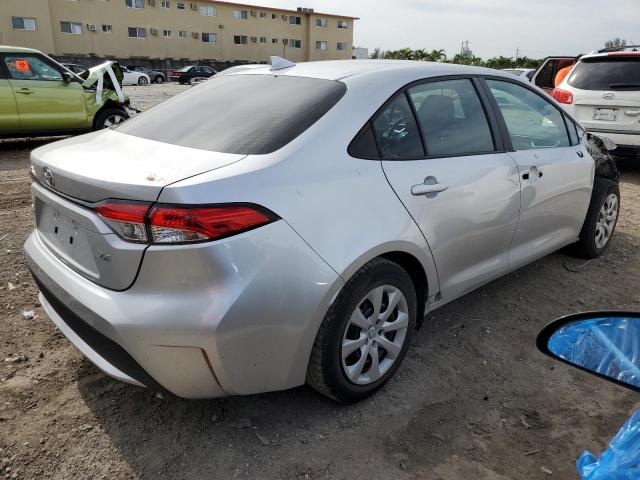 5YFEPMAEXNP391299 - 2022 TOYOTA COROLLA LE SILVER photo 3