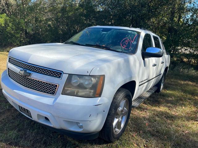 3GNEC32009G261706 - 2009 CHEVROLET AVALANCHE C1500 LTZ WHITE photo 2