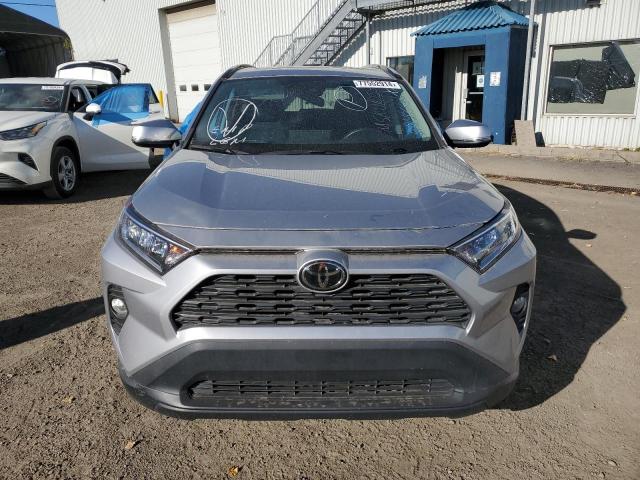 2T3R1RFV8LC095694 - 2020 TOYOTA RAV4 XLE GRAY photo 5