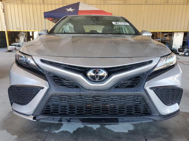 4T1G11BK1PU090127 - 2023 TOYOTA CAMRY SE NIGHT SHADE SILVER photo 5