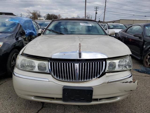 1LNHM83W82Y608886 - 2002 LINCOLN TOWN CARTIER WHITE photo 5