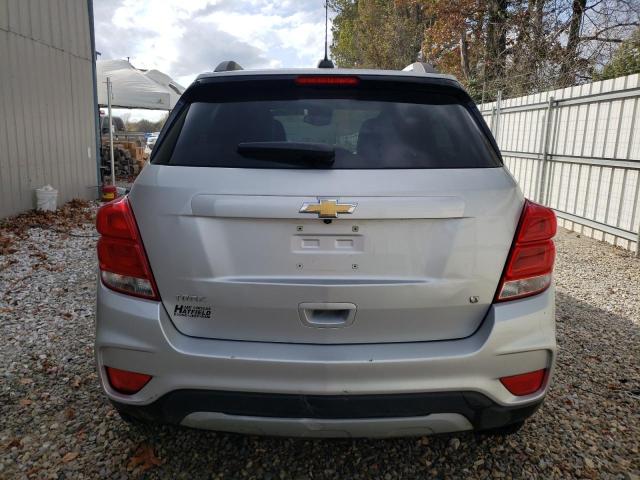 KL7CJLSB7JB635505 - 2018 CHEVROLET TRAX 1LT Silber Foto 6