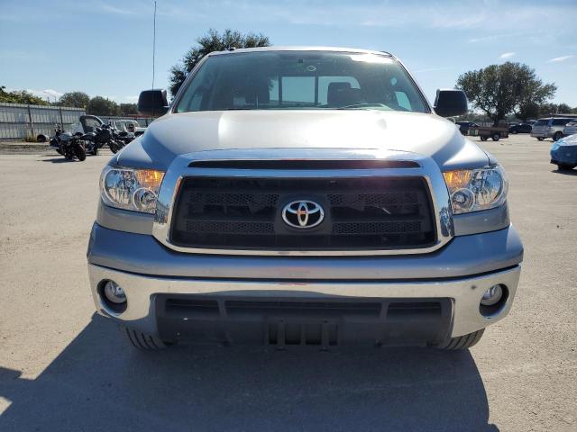 5TFUM5F13DX049211 - 2013 TOYOTA TUNDRA DOUBLE CAB SR5 SILVER photo 5