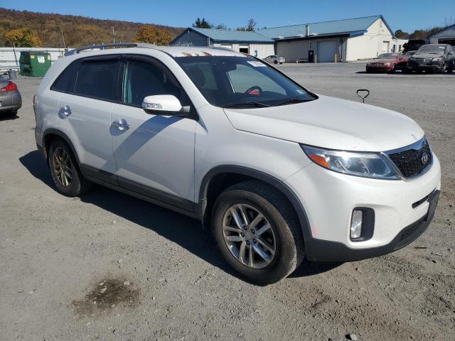 5XYKT4A60FG633935 - 2015 KIA SORENTO LX WHITE photo 4