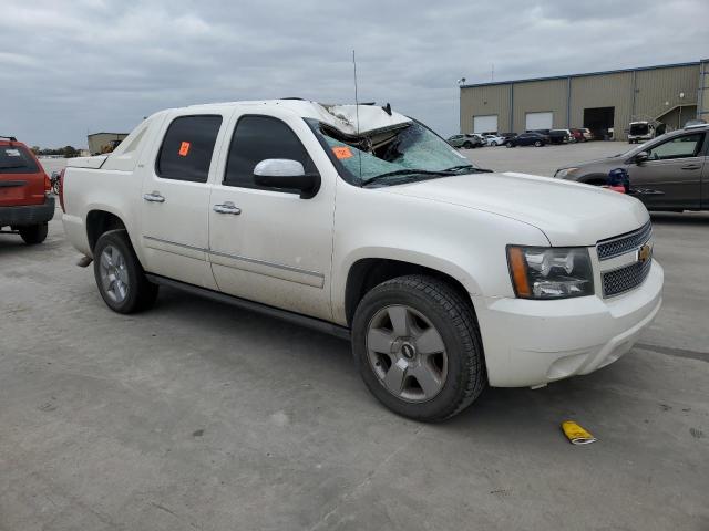 3GNTKGE72CG235349 - 2012 CHEVROLET AVALANCHE LTZ WHITE photo 4