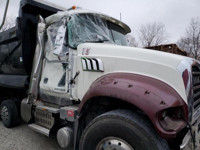 1M2AX07C6HM035657 - 2017 MACK 700 GU700 WHITE photo 9