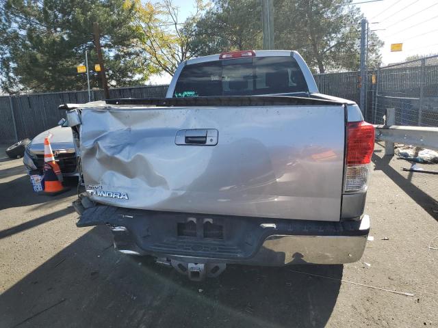 5TFRM5F10BX035592 - 2011 TOYOTA TUNDRA DOUBLE CAB SR5 SILVER photo 6