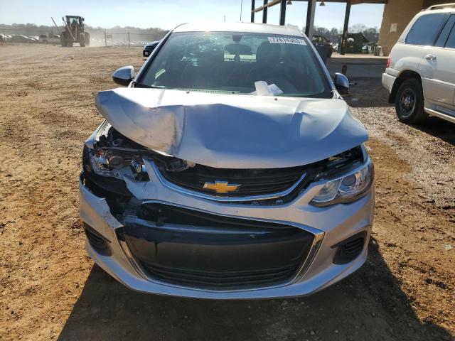 1G1JB5SH7J4119598 - 2018 CHEVROLET SONIC LS ვერცხლისფერი ფოტო 5