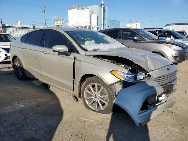 3FA6P0HD1HR128729 - 2017 FORD FUSION SE TAN photo 4