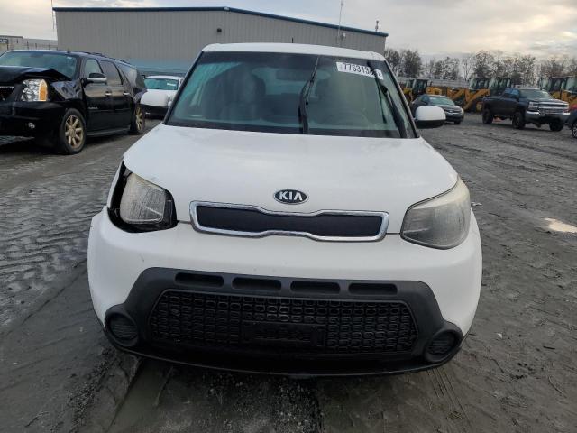 KNDJN2A24F7152638 - 2015 KIA SOUL WHITE photo 5