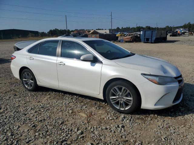 4T1BF1FK7HU369850 - 2017 TOYOTA CAMRY SE A LE WHITE photo 4