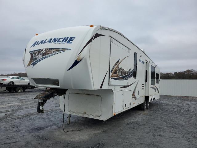 4YDF34521BE760637 - 2011 KEYSTONE AVALANCHE თეთრი ფოტო 2