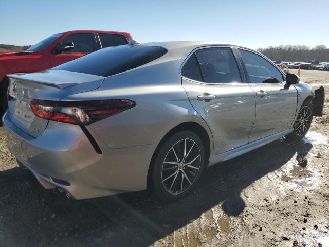 4T1G11AK3MU429418 - 2021 TOYOTA CAMRY SE SILVER photo 3