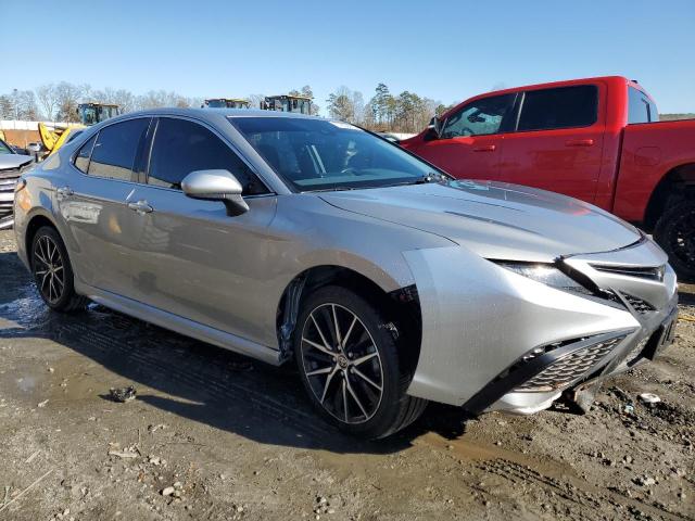 4T1G11AK3MU429418 - 2021 TOYOTA CAMRY SE SILVER photo 4