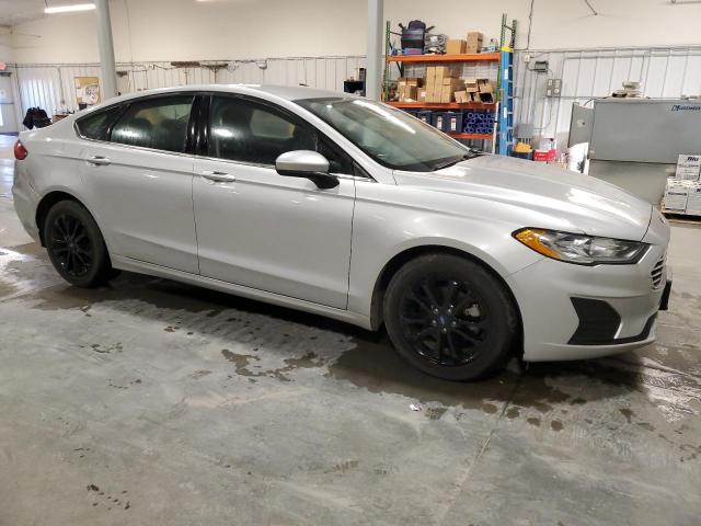 3FA6P0H77KR122449 - 2019 FORD FUSION SE SILVER photo 4