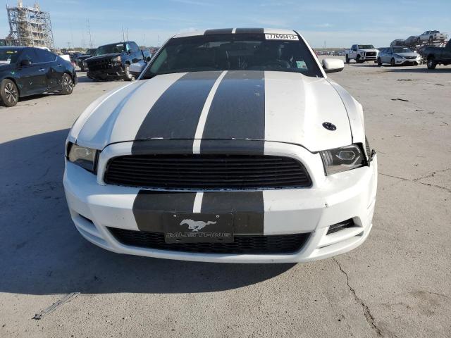1ZVBP8AM5D5233754 - 2013 FORD MUSTANG WHITE photo 5