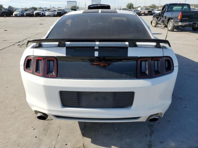 1ZVBP8AM5D5233754 - 2013 FORD MUSTANG WHITE photo 6