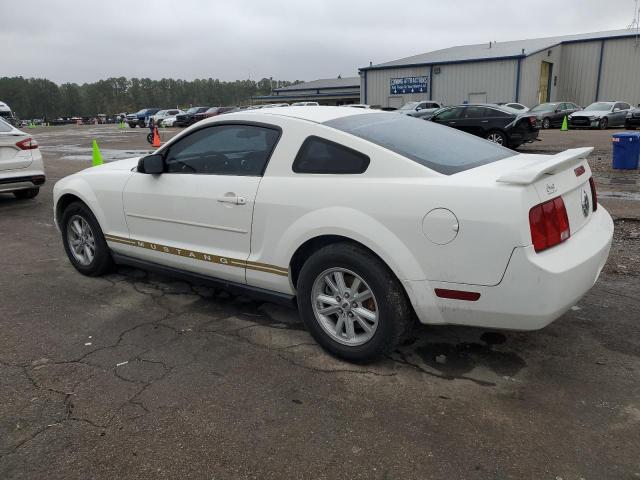 1ZVFT80N655215594 - 2005 FORD MUSTANG WHITE photo 2