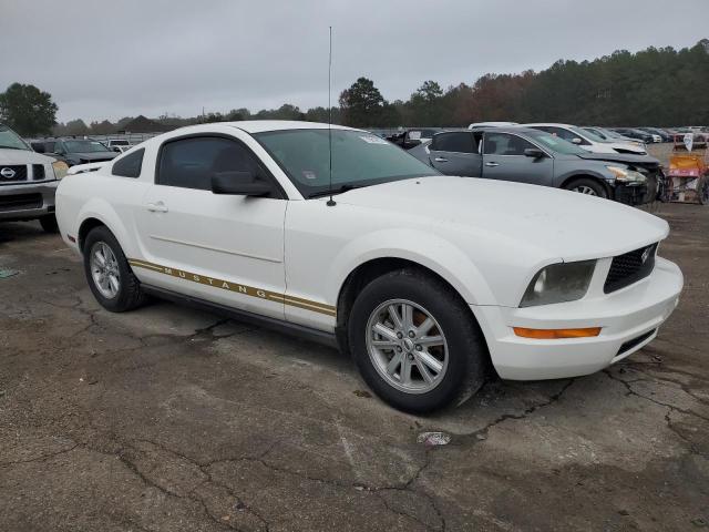 1ZVFT80N655215594 - 2005 FORD MUSTANG WHITE photo 4