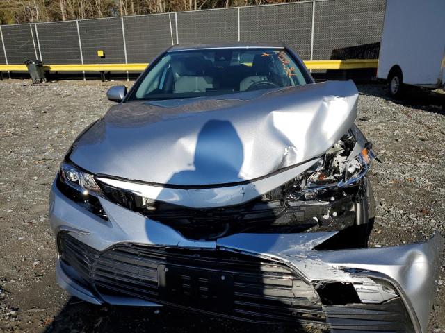 4T1C11AK3RU848486 - 2024 TOYOTA CAMRY LE SILVER photo 5