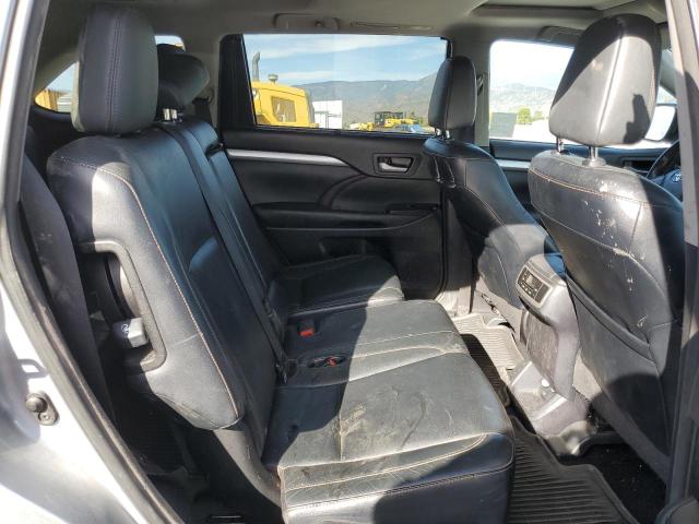 5TDKKRFH1GS131904 - 2016 TOYOTA HIGHLANDER XLE SILVER photo 11