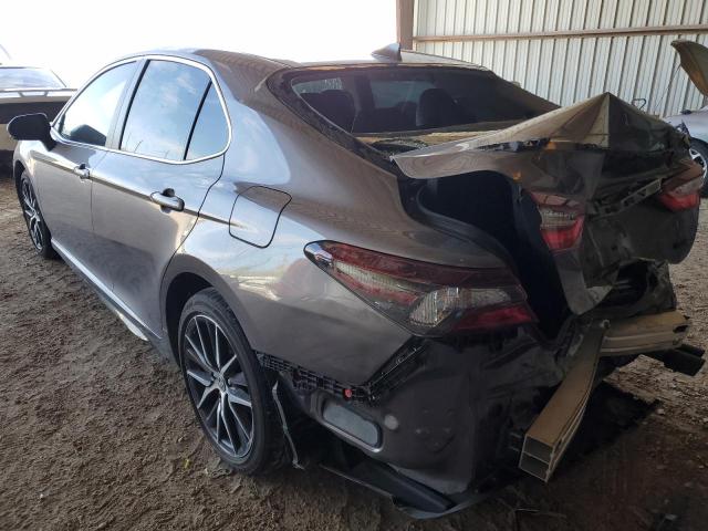 4T1G11AK1NU657905 - 2022 TOYOTA CAMRY SE GRAY photo 2