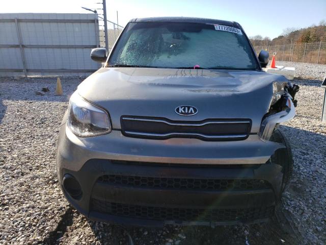 KNDJN2A24J7582811 - 2018 KIA SOUL GRAY photo 5