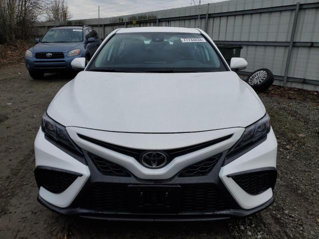 4T1G11AK4RU840351 - 2024 TOYOTA CAMRY SE NIGHT SHADE WHITE photo 5