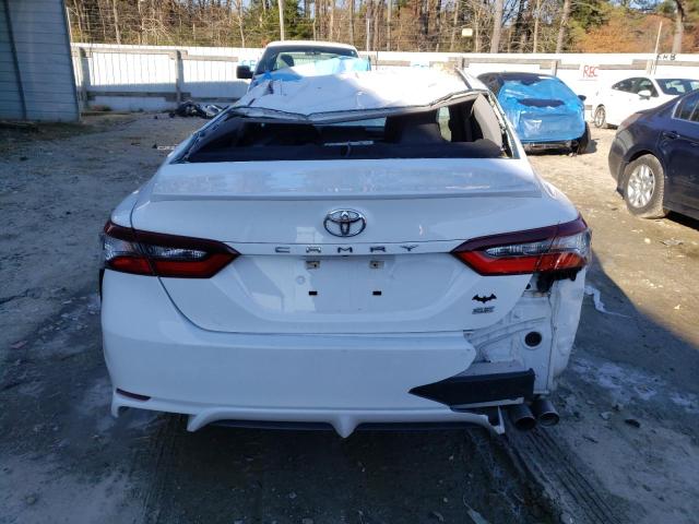 4T1G11AK1MU403951 - 2021 TOYOTA CAMRY SE WHITE photo 6