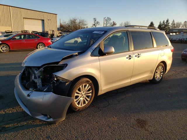 5TDYK3DC9FS626798 - 2015 TOYOTA SIENNA XLE SILVER photo 1