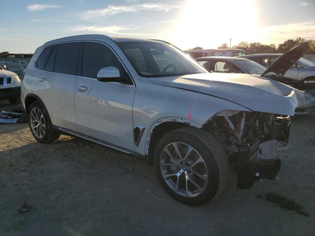 5UX43EU02S9W73031 - 2025 BMW X5 XDRIVE50E WHITE photo 4