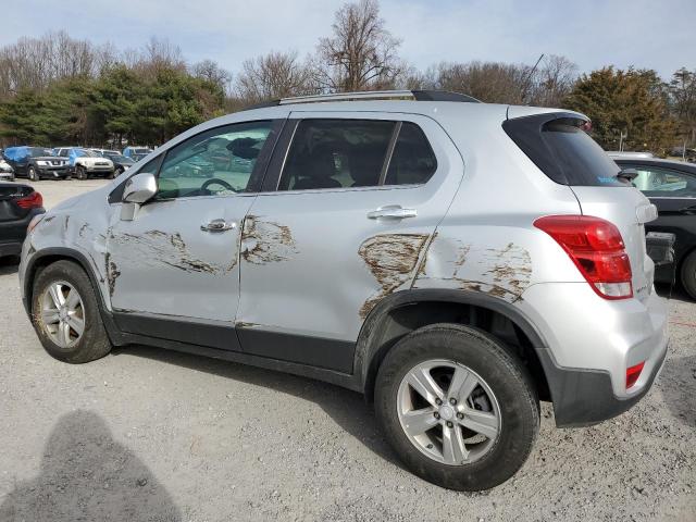 3GNCJPSB5LL195836 - 2020 CHEVROLET TRAX 1LT SILVER photo 2