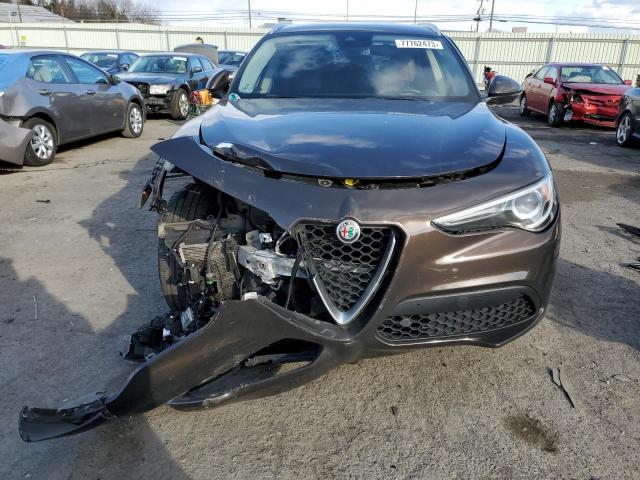 ZASFAKAN2J7B81440 - 2018 ALFA ROMEO STELVIO BROWN photo 5