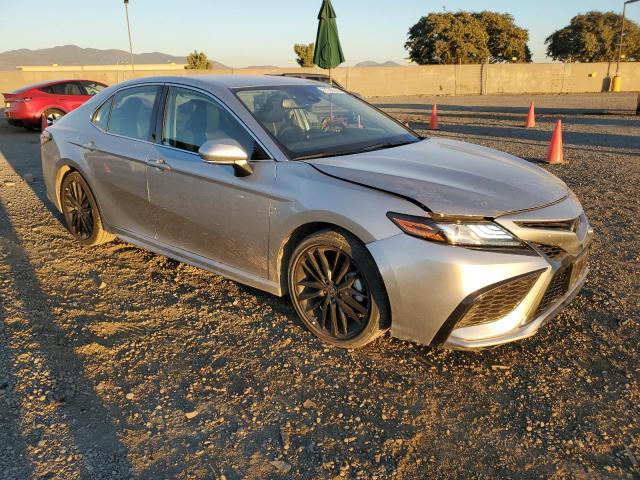 4T1K61AK4MU581137 - 2021 TOYOTA CAMRY XSE SILVER photo 4