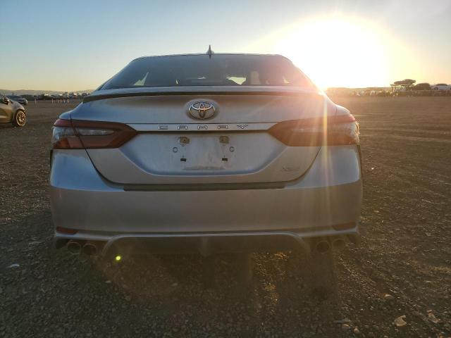 4T1K61AK4MU581137 - 2021 TOYOTA CAMRY XSE SILVER photo 6