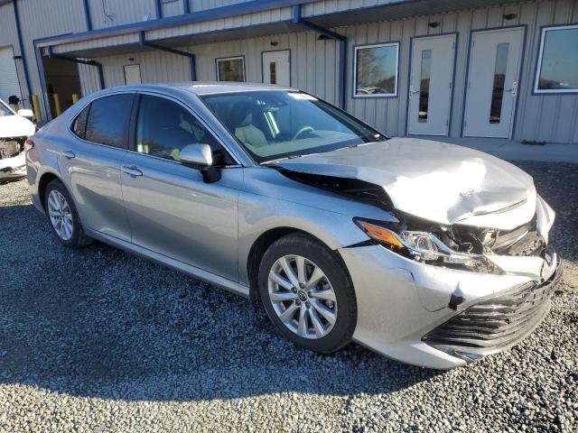 4T1C11AKXLU402276 - 2020 TOYOTA CAMRY LE SILVER photo 4