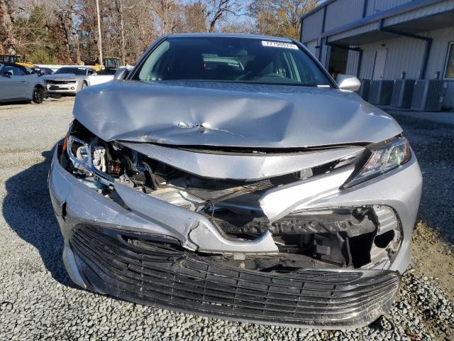 4T1C11AKXLU402276 - 2020 TOYOTA CAMRY LE SILVER photo 5