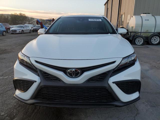 4T1T11AK5PU751724 - 2023 TOYOTA CAMRY SE NIGHT SHADE WHITE photo 5