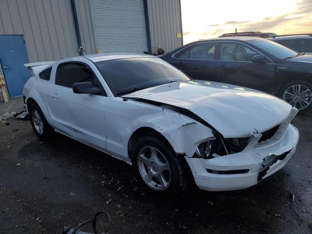 1ZVFT80N675307100 - 2007 FORD MUSTANG WHITE photo 4