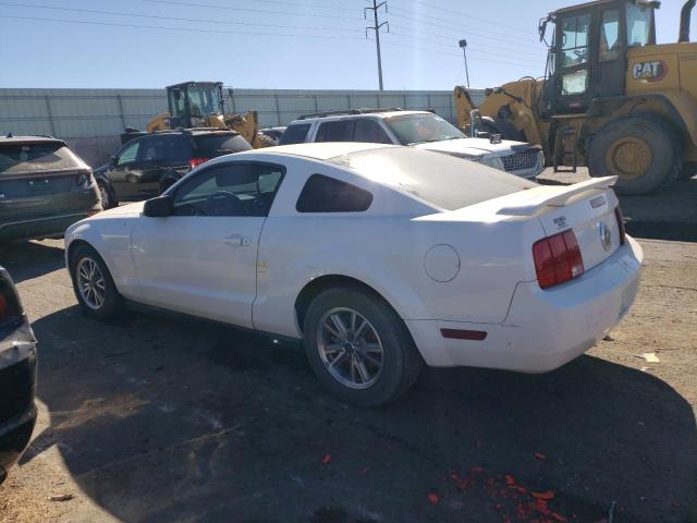 1ZVFT80N955152572 - 2005 FORD MUSTANG WHITE photo 2