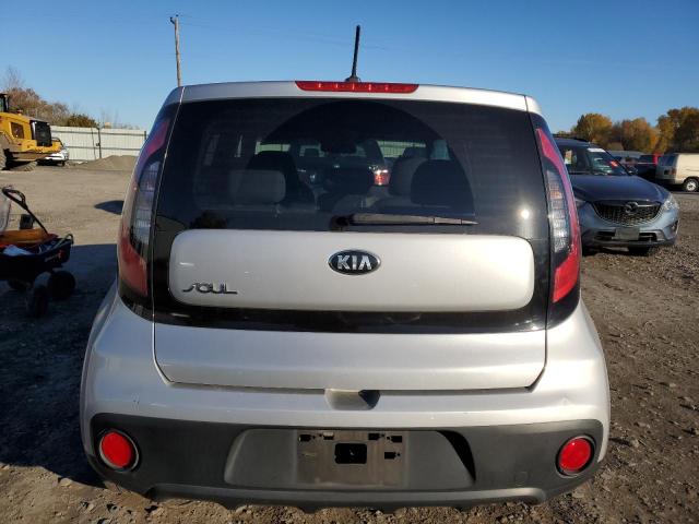 KNDJN2A21H7470431 - 2017 KIA SOUL GRAY photo 6