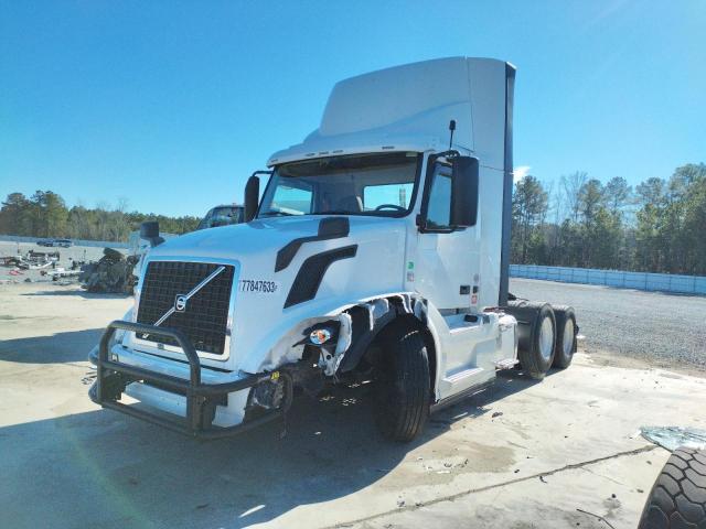 4V4NC9EH7HN984976 - 2017 VOLVO VN VNL WHITE photo 2