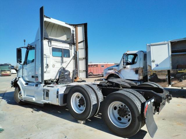 4V4NC9EH7HN984976 - 2017 VOLVO VN VNL WHITE photo 3