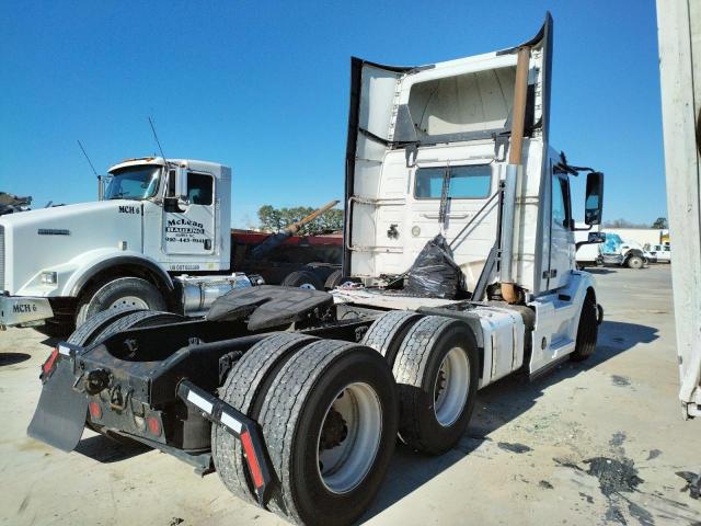 4V4NC9EH7HN984976 - 2017 VOLVO VN VNL WHITE photo 4