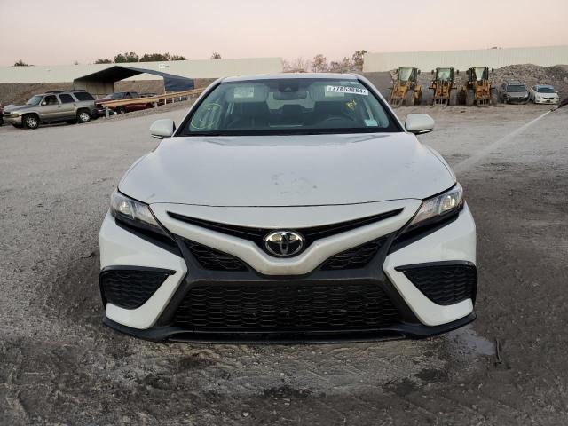 4T1T11AK3PU179150 - 2023 TOYOTA CAMRY SE NIGHT SHADE WHITE photo 5