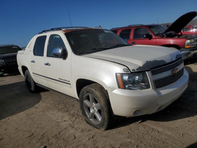 3GNTKGE71CG120385 - 2012 CHEVROLET AVALANCHE LTZ WHITE photo 4