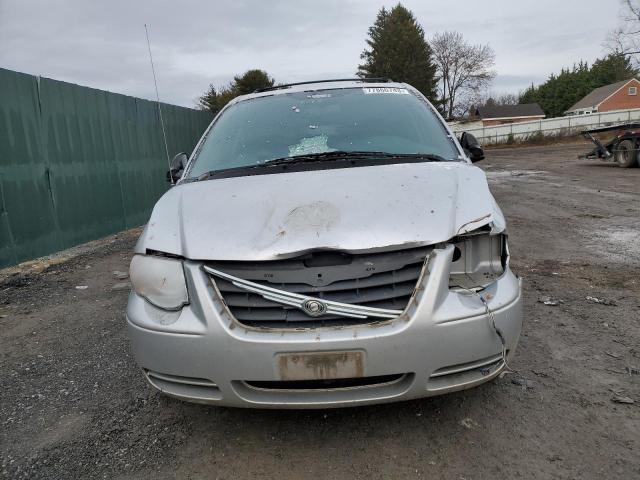 2C8GP44R45R140882 - 2005 CHRYSLER TOWN & COU LX SILVER photo 5