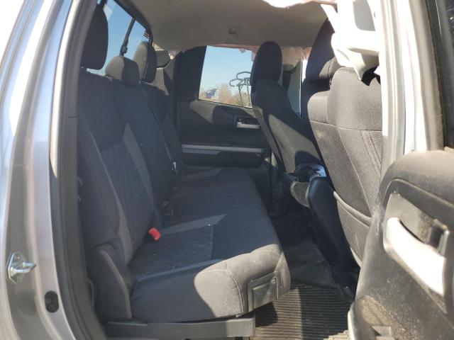 5TFUW5F1XHX675919 - 2017 TOYOTA TUNDRA DOUBLE CAB SR/SR5 SILVER photo 10