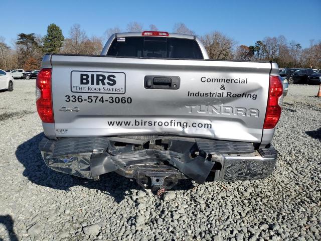 5TFUW5F1XHX675919 - 2017 TOYOTA TUNDRA DOUBLE CAB SR/SR5 SILVER photo 6
