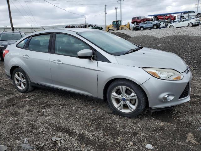 1FAHP3F25CL260184 - 2012 FORD FOCUS SE SILVER photo 4